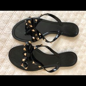 Darling flip flops, looks just like Valentino!